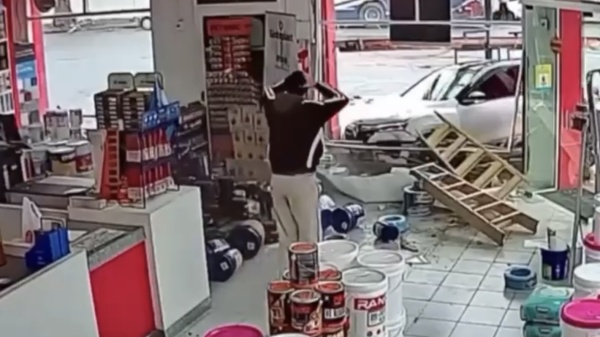 Le pint&oacute; dar un giro en U y termin&oacute; dentro de una pinturer&iacute;a en La Plata