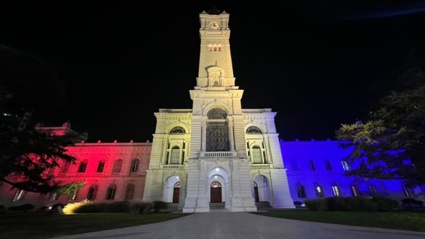 La Plata se visti&oacute; con los colores de Ecuador por una fecha hist&oacute;rica y hubo un mensaje para la colectividad