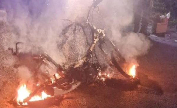 Prend&iacute;an fuego una moto robada en La Plata y los sorprendi&oacute; la Polic&iacute;a: hay dos demorados