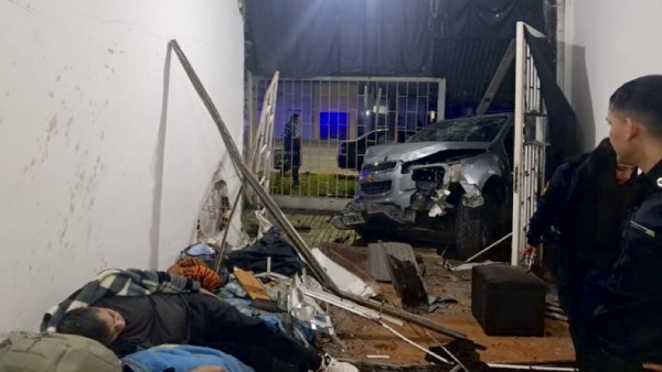 Una camioneta se incrust&oacute; contra una casa en La Plata: cuatro heridos y el conductor dio positivo de alcoholemia