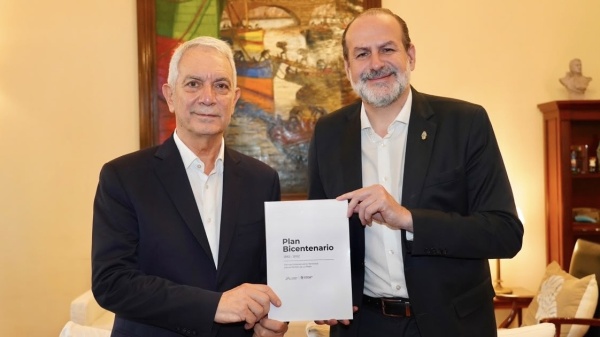 Alak present&oacute; el Plan de Ordenamiento Territorial en Bah&iacute;a Blanca y firm&oacute; un hermanamiento