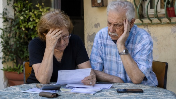La crisis golpea a los adultos mayores: casi la mitad de los hogares ya tiene problemas para llegar a fin de mes