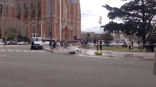 Tragedia en Plaza Moreno: se descompens&oacute;, choc&oacute; su camioneta y muri&oacute; tras ser trasladado al Hospital