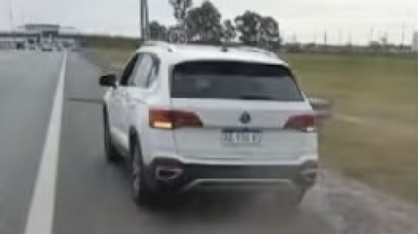 Una mujer choc&oacute;, quiso escapar y llev&oacute; a un hombre 200 metros sobre el capot en la Autopista La Plata-Buenos Aires