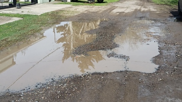 Una calle de City Bell intransitable, llena de enormes pozos con agua: vecinos tienen problemas para entrar a sus casas