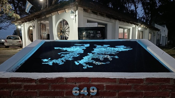 Con sus propias manos levant&oacute; un monumento a Malvinas en una c&aacute;rcel de La Plata y emocion&oacute; a veteranos de todo el pa&iacute;s