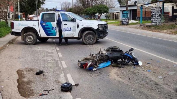 Violento choque en el camino que une Arana con La Plata: un motociclista termin&oacute; dentro de un auto