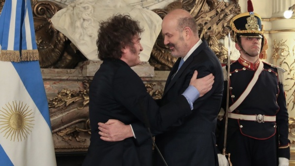 Milei banc&oacute; a Sturzenegger y busc&oacute; despejar las versiones de desgaste en el Gobierno