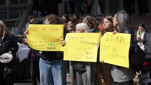 &ldquo;No queremos favores, queremos derechos&rdquo;: familias y prestadores con un acampe frente a IOMA en La Plata
