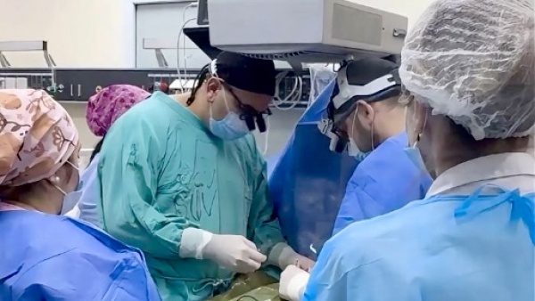 Pesaba apenas 980 gramos: m&eacute;dicos del Hospital de Ni&ntilde;os de La Plata viajaron para operar a un beb&eacute; y salvarle la vida