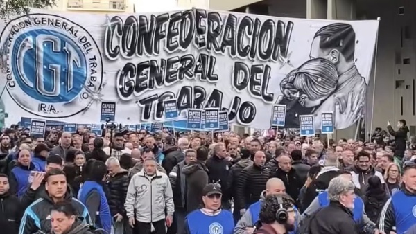 La CGT march&oacute; contra el endeudamiento y exigi&oacute; al Gobierno un plan urgente para refinanciar deudas
