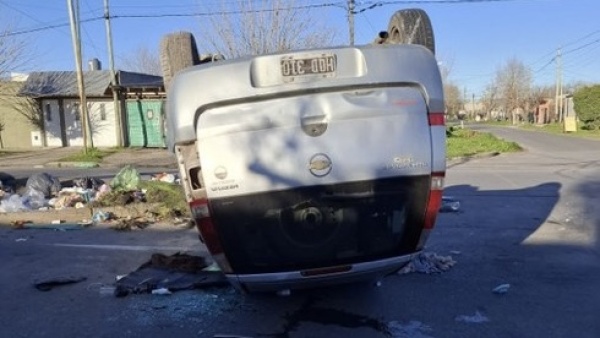 Madrugada accidentada en La Plata: perdi&oacute; el control, volc&oacute; y el auto termin&oacute; dado vuelta en plena calle
