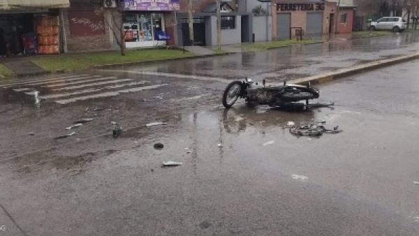 Grave accidente en La Plata: una motociclista sufri&oacute; una hemorragia cerebral y permanece internada con riesgo
