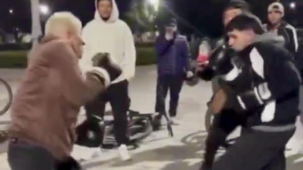 Influencers organizaron una jornada de boxeo en Plaza Moreno, lleg&oacute; la Polic&iacute;a y tuvieron que desalojar