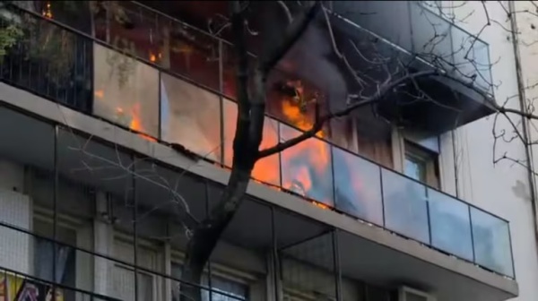 Incendio al lado del departamento de Cristina Kirchner: evacuaron a 30 vecinos y dos mujeres fueron hospitalizadas