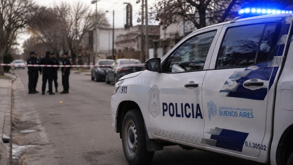 Hallan sin vida a un polic&iacute;a dentro de un auto en La Plata