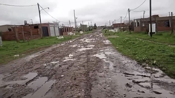 Una calle de Melchor Romero se volvi&oacute; intransitable y los vecinos aseguran que el problema lleva a&ntilde;os