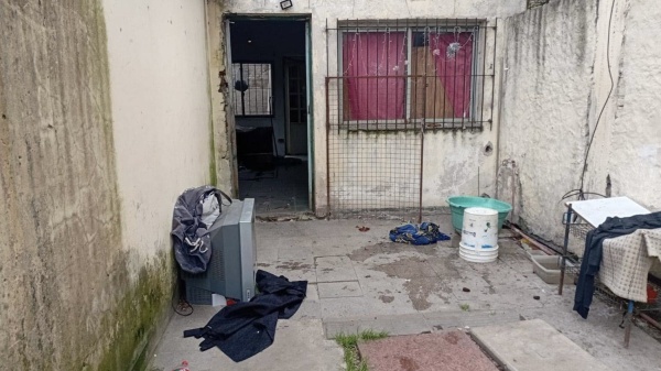 Retuvo a su pareja, le arroj&oacute; agua hirviendo y prendi&oacute; fuego parte de su casa en La Plata