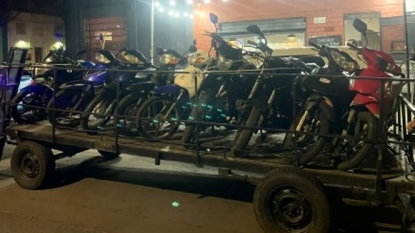 Fuerte operativo nocturno en el centro de La Plata: secuestraron 15 motos y anticiparon m&aacute;s controles