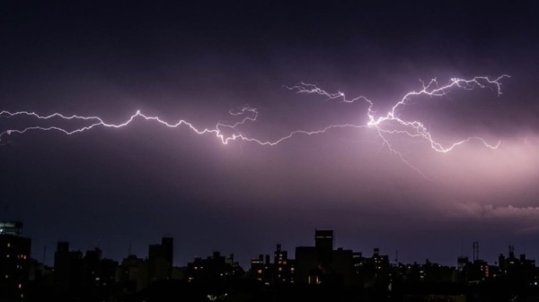 Alerta naranja por tormentas en La Plata: advierten por lluvias intensas, granizo y r&aacute;fagas este jueves