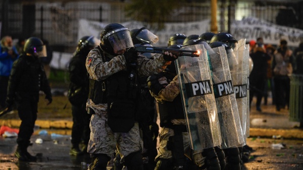 Tensi&oacute;n frente al Congreso por la ley de propiedad privada: al menos 12 detenidos y tres agentes heridos durante la protesta