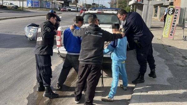 Dos j&oacute;venes fueron detenidos en La Plata y uno habr&iacute;a apuntado a la Polic&iacute;a con una r&eacute;plica de arma