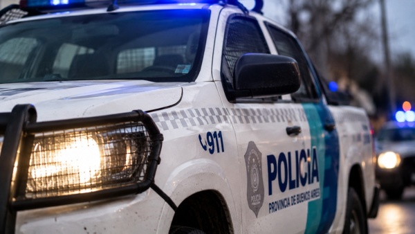 Lo quiso frenar la Polic&iacute;a en Berisso, escap&oacute; y termin&oacute; escondido debajo de una cama con m&aacute;s de 300 gramos de coca&iacute;na
