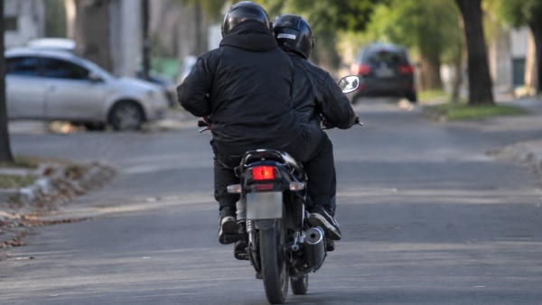 Motochorros enca&ntilde;onaron a un hombre frente a un gimnasio de La Plata y escaparon con su moto