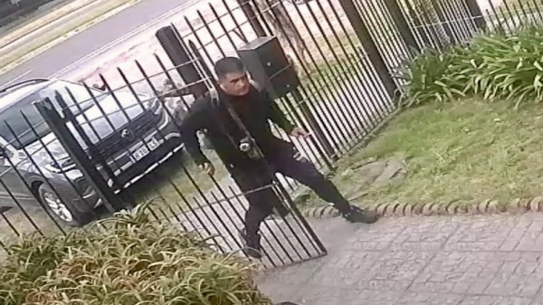 Entr&oacute; a patadas a una inmobiliaria de La Plata, rob&oacute; una costosa bicicleta y escap&oacute;