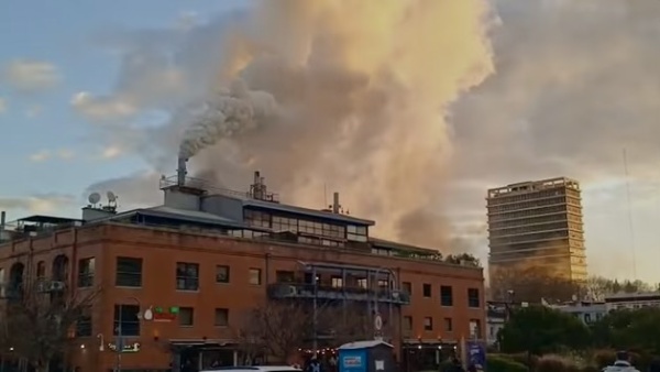 Incendio en una parrilla de Puerto Madero: evacuaron a 50 personas y dos hombres fueron asistidos por inhalaci&oacute;n de humo