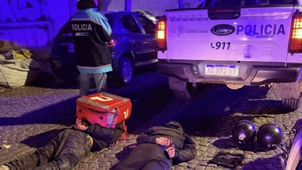 Persecuci&oacute;n por las calles de La Plata termin&oacute; con dos detenidos: ten&iacute;an un rev&oacute;lver, pasamonta&ntilde;as y una moto adulterada