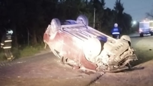 Un auto volc&oacute; de madrugada en Abasto y el conductor sali&oacute; ileso: dej&oacute; el veh&iacute;culo y volvi&oacute; caminando a su casa