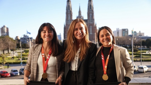 Tolosa Paz junto a las Leonas platenses Granatto: &ldquo;Llevaron el nombre de nuestra ciudad a lo m&aacute;s alto&rdquo;