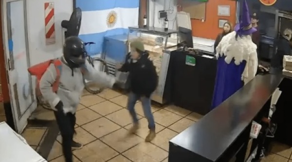 Cay&oacute; una mujer por el violento robo a un comercio de La Plata: secuestraron la moto que habr&iacute;an usado los delincuentes