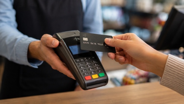 La tarjeta de cr&eacute;dito se volvi&oacute; un salvavidas para los hogares argentinos y solo un tercio logra pagar todo el resumen
