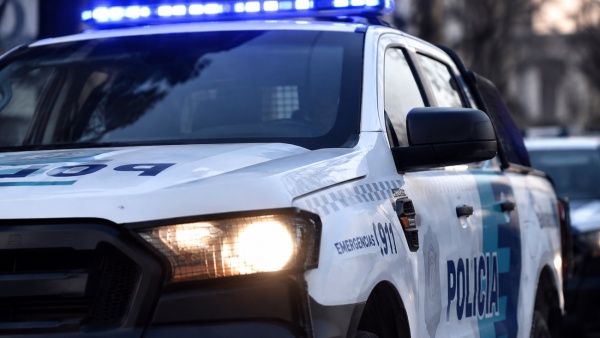 Vecinos llamaron al 911 por un sospechoso junto a un auto en La Plata y la Polic&iacute;a descubri&oacute; qu&eacute; llevaba encima