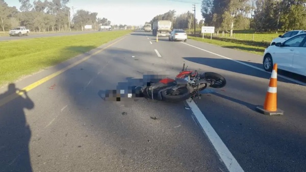 Fatal accidente en La Plata: un motociclista de 36 a&ntilde;os muri&oacute; tras chocar con un cami&oacute;n