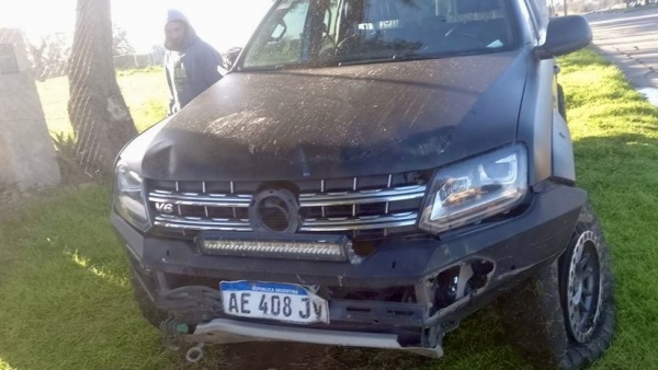 Misterioso choque en La Plata: destrozaron una Amarok contra un local y dos hombres escaparon corriendo