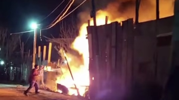 Dram&aacute;tico incendio en La Plata: vecinos combatieron las llamas ante el temor de que alcanzaran las viviendas