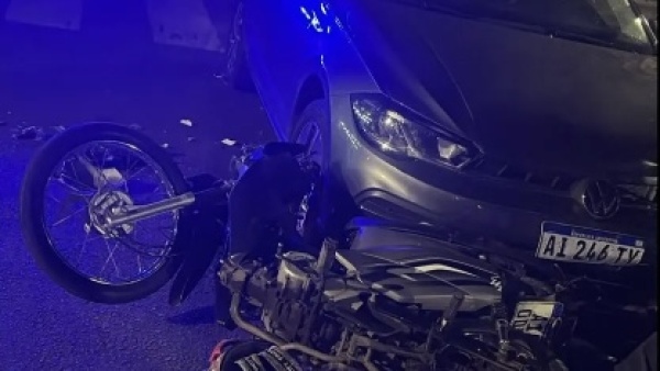 Choque entre una moto y dos veh&iacute;culos en La Plata: una mujer result&oacute; herida y fue trasladada al Hospital San Mart&iacute;n