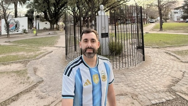 Un concejal del PRO fue a la Plaza Per&oacute;n de La Plata y redobl&oacute; su propuesta para cambiarle el nombre: &ldquo;&iquest;Messi o Per&oacute;n?&rdquo;