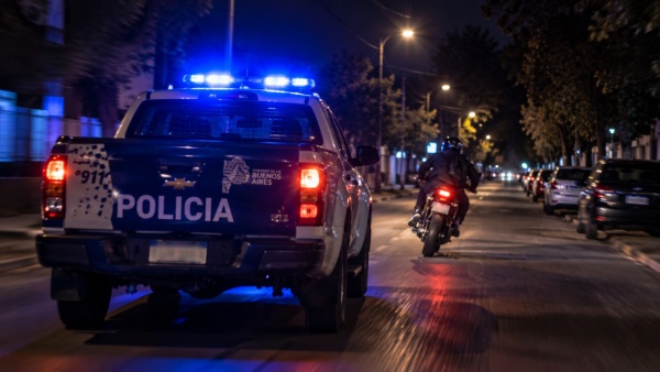 Persecuci&oacute;n en La Plata por una moto robada: dos j&oacute;venes huyeron, se tiraron en movimiento y uno termin&oacute; detenido