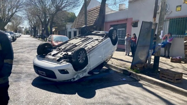 Un jubilado de 87 a&ntilde;os hizo una extra&ntilde;a maniobra y termin&oacute; con su auto volcado en La Plata