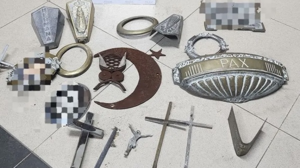 Detuvieron a dos j&oacute;venes acusados de robar placas y cruces de bronce del Cementerio de La Plata