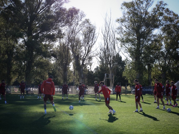 Perdi&oacute; dos titulares y se lastim&oacute; un suplente: Medina sigue sumando problemas en la previa a Corinthians