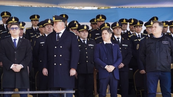 Kicillof le marc&oacute; la cancha a Milei ante m&aacute;s de 2 mil futuros polic&iacute;as bonaerenses: &ldquo;Aqu&iacute; no hay lugar para la motosierra&rdquo;