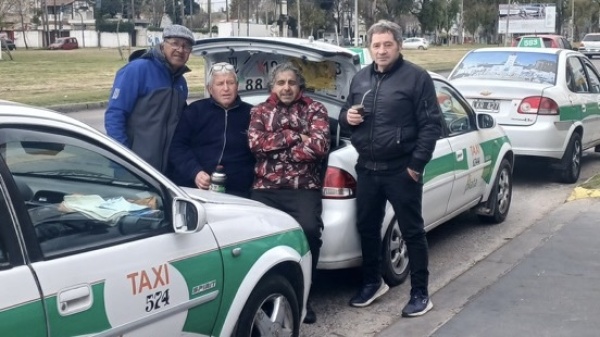 Taxistas de La Plata buscan regular los alquileres ante c&aacute;nones de hasta $80.000 por d&iacute;a