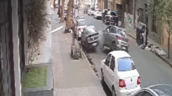 Choc&oacute; a un auto estacionado en pleno centro de La Plata, quiso irse y un vecino se lo impidi&oacute;