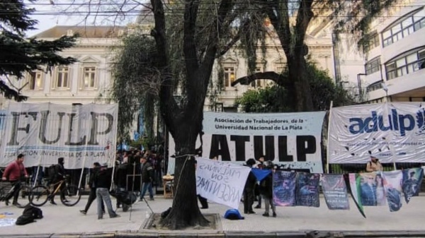 Docentes de la UNLP van al paro este mi&eacute;rcoles tras rechazarle a Milei un aumento del 3%