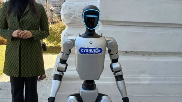 Dos robots sorprendieron en pleno centro de La Plata: caminaron, bailaron y causaron furor frente a la Municipalidad